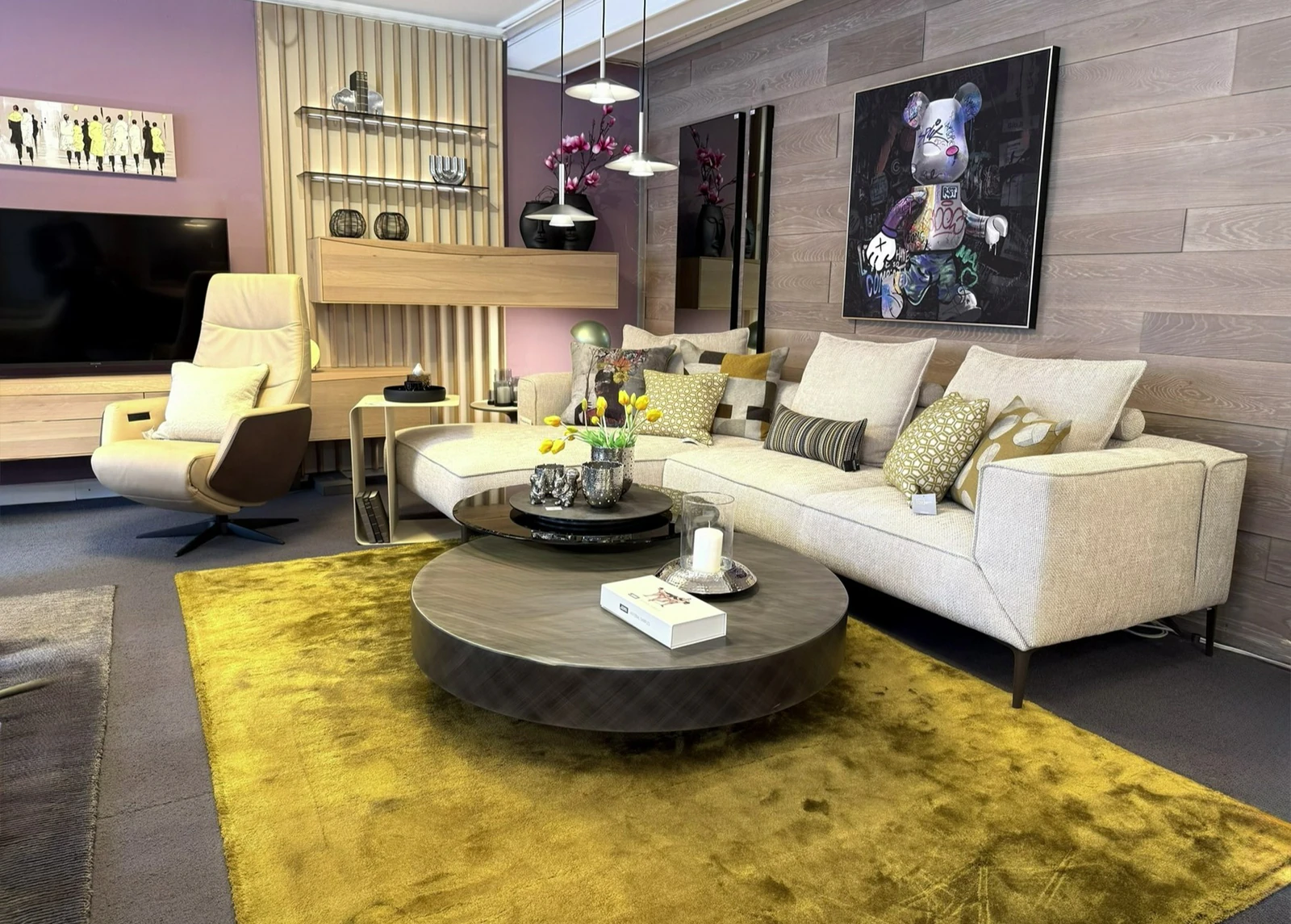 Helles Sofa und Relaxsessel von JORI in der Ausstellung von Möbel Zeppenfeld in Olpe