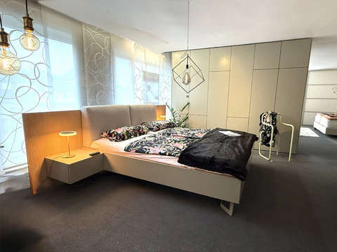 Schlafzimmer mit Bett und Schrank in der Ausstellung von Möbel Zeppenfeld