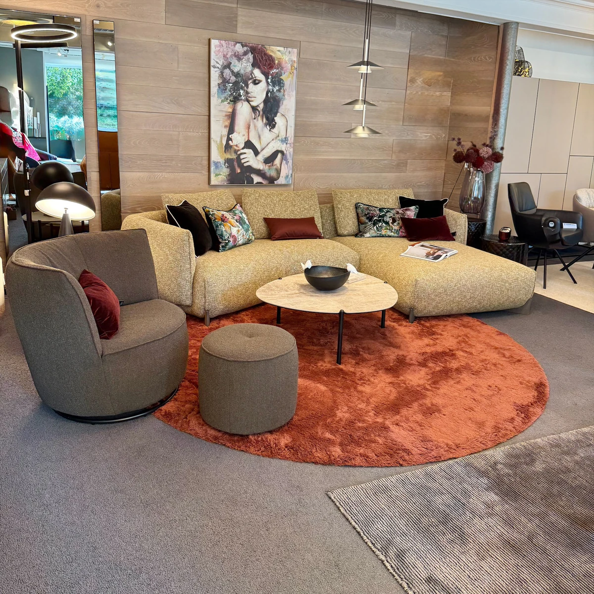 Wohnbereich mit Ecksofa und rundem Sessel in der Ausstellung von Möbel Zeppenfeld