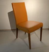 AERA / Lavida Diverso – Einzelstuhl Leder Orange | Rücken niedrig | Sitzhöhe 48 cm | 4-Fuß Nussbaum | Ausstellungsstück - Möbelhaus H. Zeppenfeld GmbH