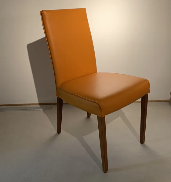 AERA / Lavida Diverso – Einzelstuhl Leder Orange | Rücken niedrig | Sitzhöhe 48 cm | 4-Fuß Nussbaum | Ausstellungsstück - Möbelhaus H. Zeppenfeld GmbH
