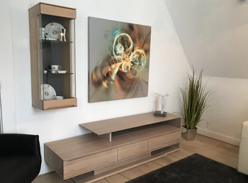 Wohnwand Verona aus Eiche massiv weiß geölt – Front im Wohnambiente, 210×200×50 cm