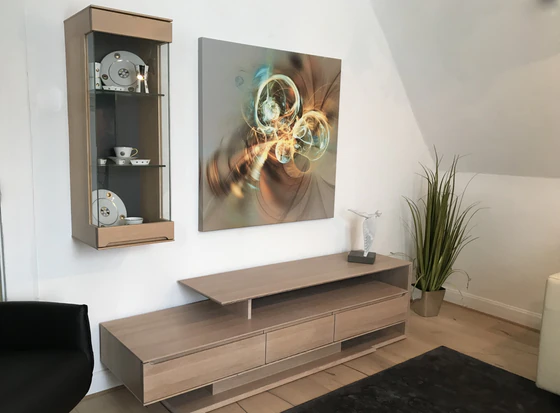 Wohnwand Verona aus Eiche massiv weiß geölt – Front im Wohnambiente, 210×200×50 cm