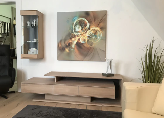 Wohnwand Verona – Gesamtansicht mit Hifi-Lowboard und Hängevitrine, Eiche weiß geölt