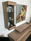 Hängevitrine der Wohnwand Verona – Stauraum und Vitrinenfach