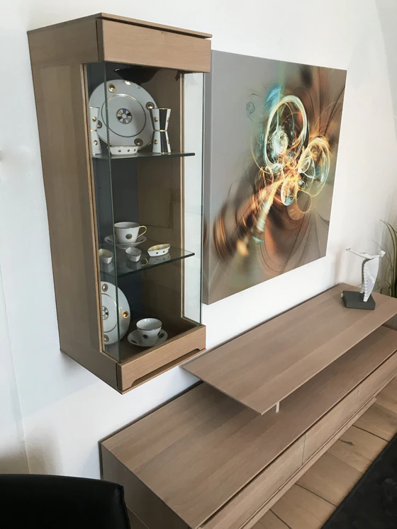 Hängevitrine der Wohnwand Verona – Stauraum und Vitrinenfach