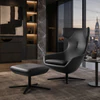 Leolux Caruzzo Ohrensessel Leder Senso Schwarz mit Hocker Fine in urbanem Apartment-Ambiente