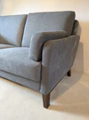 Zweiersofa Schröno Münichau im Landhausstil mit grauem JAB Anstoetz Stoffbezug Donovan Armlehne rechts