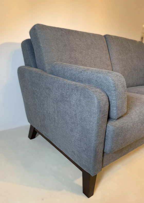 Zweiersofa Schröno Münichau im Landhausstil mit grauem JAB Anstoetz Stoffbezug Donovan links