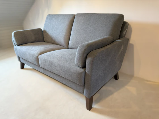 Zweiersofa Schröno Münichau im Landhausstil mit grauem JAB Anstoetz Stoffbezug Donovan Ansicht rechts