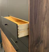 Detailaufnahme Scholtissek Geschirrschrank Alleskönner, hochwertige Schubladenverarbeitung in Nussbaum Massivholz mit schwarzer Front