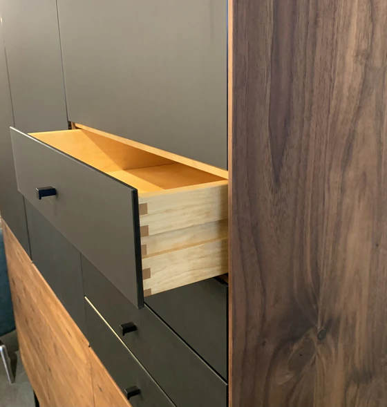Detailaufnahme Scholtissek Geschirrschrank Alleskönner, hochwertige Schubladenverarbeitung in Nussbaum Massivholz mit schwarzer Front