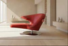 Leolux Parabolica im Interieur, linkes Armteil sichtbar, eleganter Drehteller, Design-Loungesessel, Leder rot