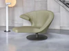 Leolux Parabolica Olivgrün im Interieur, linkes Armteil sichtbar, eleganter Drehteller, Design-Loungesessel