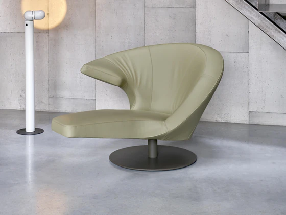 Leolux Parabolica Olivgrün im Interieur, linkes Armteil sichtbar, eleganter Drehteller, Design-Loungesessel