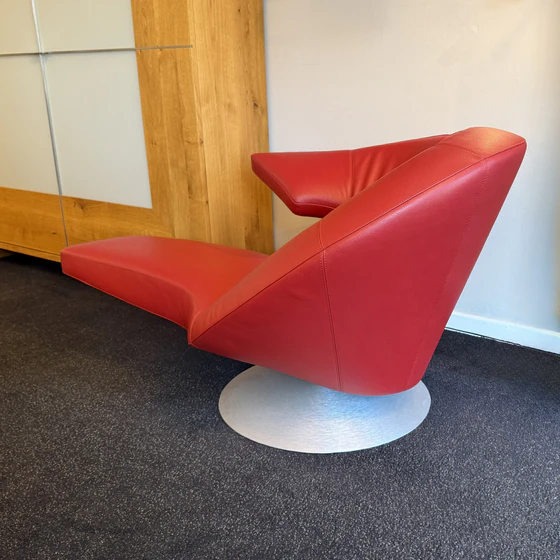 Rückenansicht des Leolux Parabolica Designsessels in Leder Senso Ferrari mit skulpturaler Form und Aluminiumteller bei Möbel Zeppenfeld in Olpe.