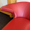 Leolux Parabolica Designsessel in Leder Senso Ferrari in kräftigem Rotton mit Armlehne links und gebürstetem Aluminiumteller bei Möbel Zeppenfeld in Olpe.