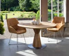 Runder Massivholztisch RADON aus Eiche von Scholtissek in wohnlichem Ambiente mit hellen Polsterstühlen und modernem Kunst-Interieur im Hintergrund.