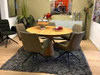 Design-Esstisch RADON von Scholtissek aus geölter Eiche mit runder Tischplatte und Metallfuß, kombiniert mit drehbaren Lederstühlen im modernen Essbereich auf Hochflorteppich.