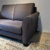 Seitliche Perspektive des Sofas mit klassischer Linienführung
