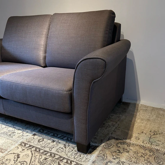 Seitliche Perspektive des Sofas mit klassischer Linienführung