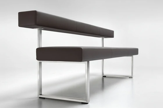 Detail Permesso Bank grau – Lederpolster und kantiges Metallgestell