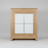 Eleganter Massivholzschrank Scholtissek Varus in knorriger Eiche puro geölt mit vier Türen und mittigem Optiwhite-Glas – ideal für stilvolle Wohnkonzepte, ab Lager.