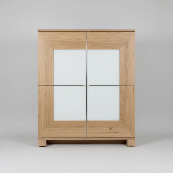 Eleganter Massivholzschrank Scholtissek Varus in knorriger Eiche puro geölt mit vier Türen und mittigem Optiwhite-Glas – ideal für stilvolle Wohnkonzepte, ab Lager.