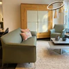 Detailansicht des Schranks Varus von Scholtissek mit Massivholzrahmen und Glasfront – modernes Massivholzmöbel im Showroom