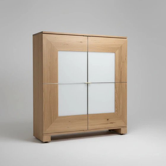 Moderner Designschrank von Scholtissek, Modell Varus, gefertigt aus charakterstarker knorriger Eiche mit geölter Oberfläche und Glasfüllung in satiniertem Optiwhite – exklusive Ausführung