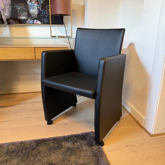 Bacher Brandon Stuhl Echtleder schwarz auf Rollen Design Esszimmerstuhl Vorderansicht