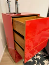 Scholtissek Kommode Novus 5 Schubladen 60 x 110 x 42 cm, Schubkastendetail Massivholz Eiche, Glas rot hochglänzend