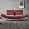 Designpolstersofa Meda von Nolte mit betonter Sitzfläche und moderner schwarzer Metallfußlösung – in Amarena-Farbton und klarer Formensprache für minimalistische Interiors.