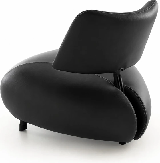 Komplett schwarzer Leolux Pallone Sessel mit Lederbezug, schwarzen Metallteilen und kompakter Loungeform