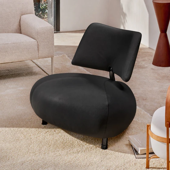 Leolux Pallone Black Edition komplett in schwarzem Leder mit schwarzen Metallteilen und markanter Designform