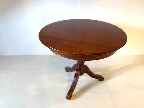 Stilvoller kleiner Esstisch Tradition von Scholtissek aus massivem Kirschbaum, rund 85 cm.