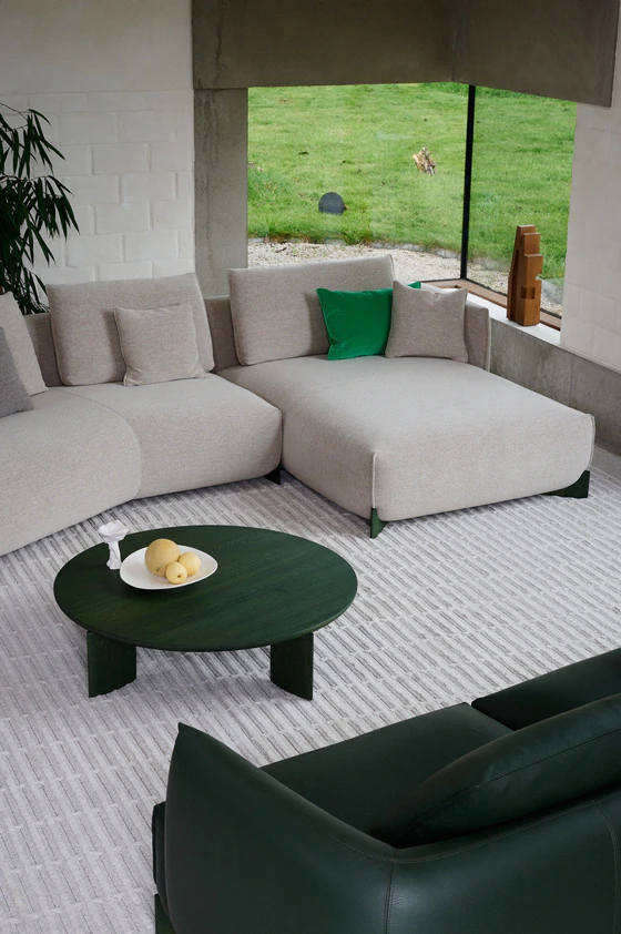 Leolux Wohnsituation mit Naila Sofa, Naturmaterialien und Blick ins Grüne
