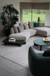 Großzügiges Lounge-Sofa mit modularer Form Leolux Naila mit Longchair und integriertem Beistelltisch in Stoff Beige