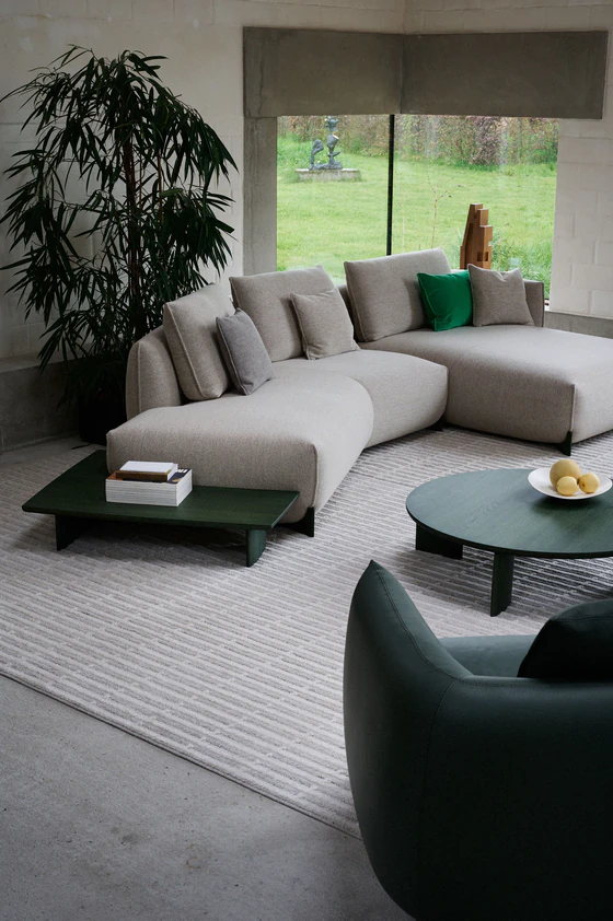 Großzügiges Lounge-Sofa mit modularer Form Leolux Naila mit Longchair und integriertem Beistelltisch in Stoff Beige