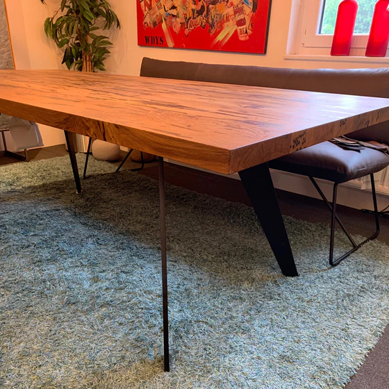 Scholtissek Talio Esstisch aus Salzeiche mit Rohstahlgestell, 220 x 95 cm, Ausstellungsstück mit rustikalem Charakter