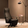 JR-7760 Monomove mit Gestell schwarz im Wohnzimmer, neben Stehlampe – entspannte Sitzposition