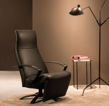 JR-7760 Monomove mit Gestell schwarz im Wohnzimmer, neben Stehlampe – entspannte Sitzposition