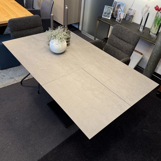Bacher Quota Esstisch höhenverstellbar Keramik Rock Grigio ausziehbar 90–150 cm Abverkauf - Möbelhaus H. Zeppenfeld GmbH