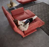 Frau liegt bequem in Relaxposition auf dem Meda Sofa von Nolte – alle Elemente individuell angepasst, von Rücken bis Beinauflage, für höchsten Komfort im Alltag.