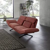 Seitenansicht des Relaxsofas Meda mit verstellbarer Rückenlehne in tiefrotem Leder – stilvolle Kombination aus Gemütlichkeit und geometrischer Eleganz.