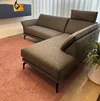 Komplettansicht des Violetta Tilda Ecksofas mit verstellbarer Kopfstütze – stilvolles Ausstellungsstück bei Möbel Zeppenfeld.