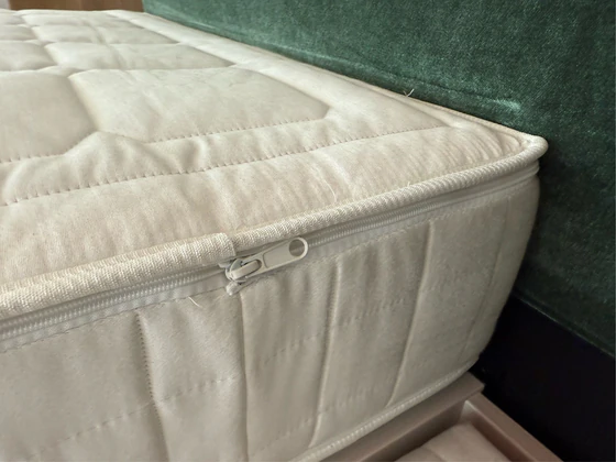 Detailansicht Superba Super Luxe Soft – Matratze mit Naturmaterialien, klimaregulierendem Bezug und ergonomischem Liegekomfort