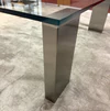 Detailaufnahme satiniertes Edelstahlgestell des Solmet Glascouchtisch Giava