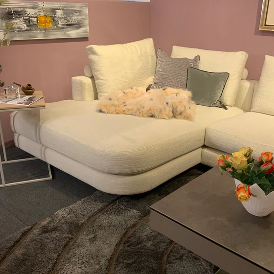 Gemütliches Ecksofa Violetta Belisa in Offwhite mit Longchair links – Ausstellungsstück bei Möbel Zeppenfeld