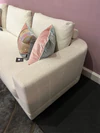 Detailansicht Rücken- und Sitzkissen des Sofas Belisa von Violetta – bequemer Boxspring-Sitzkomfort